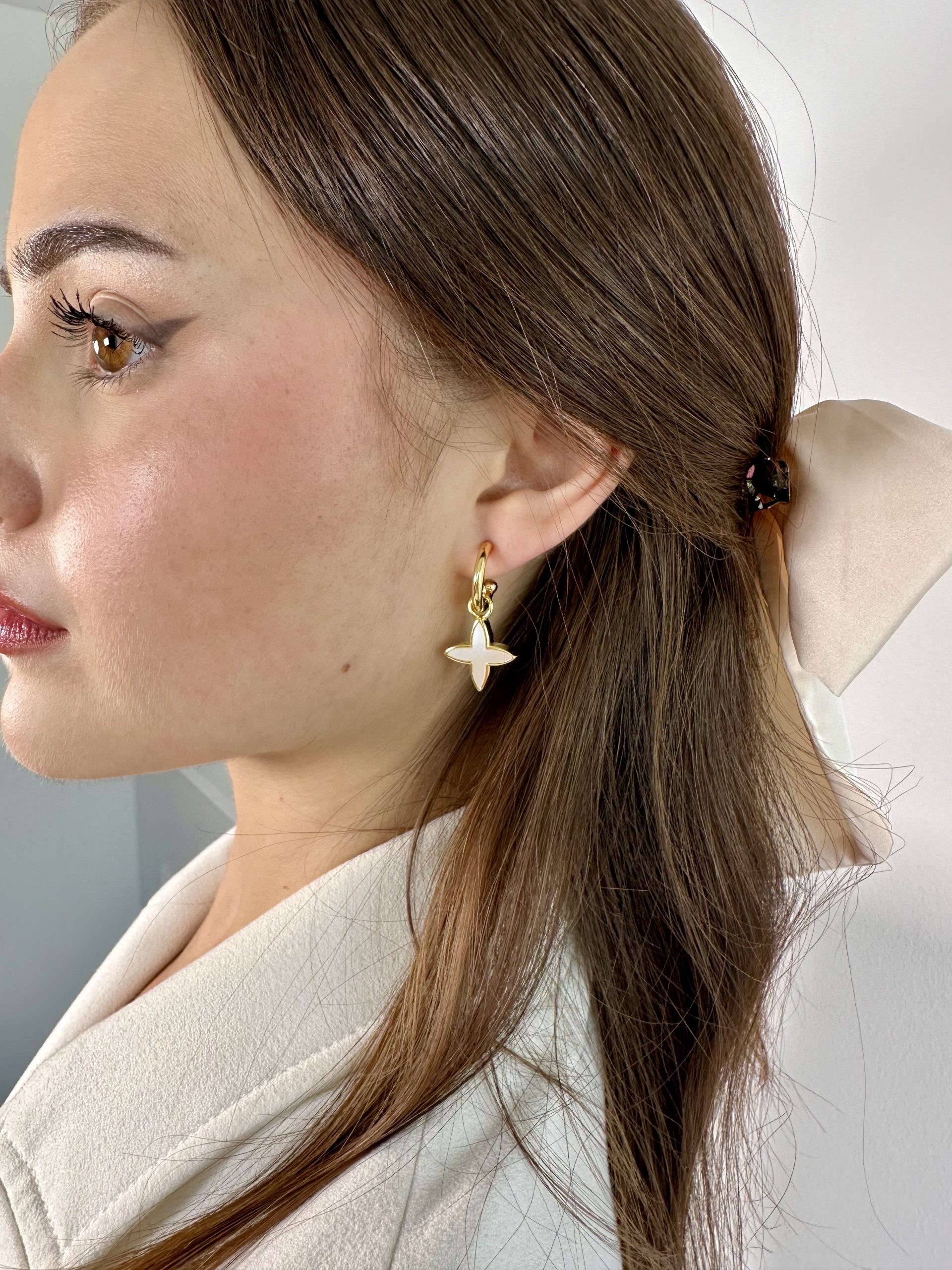 Asymetryczne kolczyk w kształcie gwiazdy